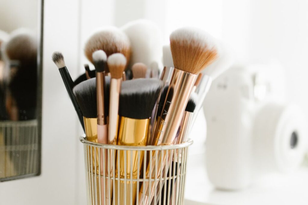 cleaning dirty makeup brushes